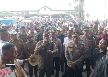 Pedagang di Pasar Batumerah dan Mardika Ditertibkan dan Diarahkan Berjualan di Gedung Pasar Mardika Baru