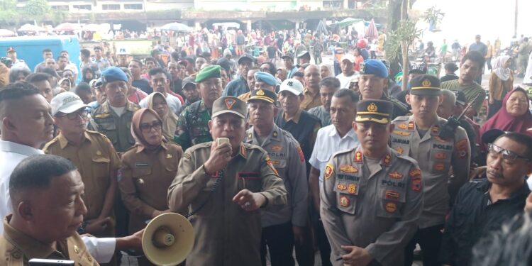 Pedagang di Pasar Batumerah dan Mardika Ditertibkan dan Diarahkan Berjualan di Gedung Pasar Mardika Baru