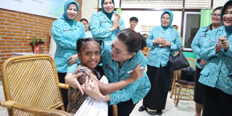 Ketua TP-PKK Maluku Berbagi Kasih di SLB Tunarungu Karya Kasih Ambon