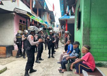 Personil BKO Polda Maluku Patroli Kamtibmas di Desa Sawai