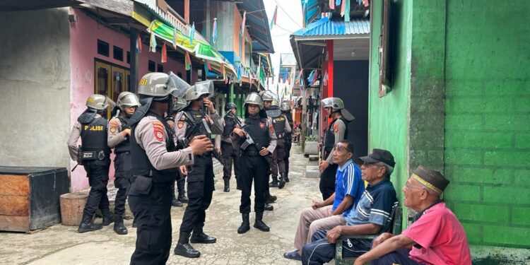 Personil BKO Polda Maluku Patroli Kamtibmas di Desa Sawai