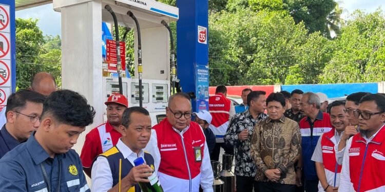 Menteri ESDM Bahlil Lahadalia Tinjau Ketersediaan BBM di Maluku