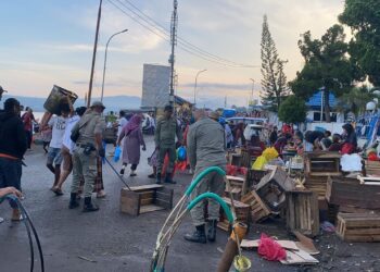 Pedagang di Pasar Batumerah dan Mardika Ditertibkan dan Diarahkan Berjualan di Gedung Pasar Mardika Baru