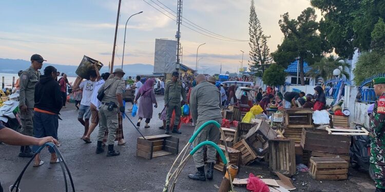 Pedagang di Pasar Batumerah dan Mardika Ditertibkan dan Diarahkan Berjualan di Gedung Pasar Mardika Baru