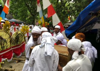 Personel BKO Polda Maluku Amankan Prosesi Pengantaran Tiang Alif Masjid Hatuhaha