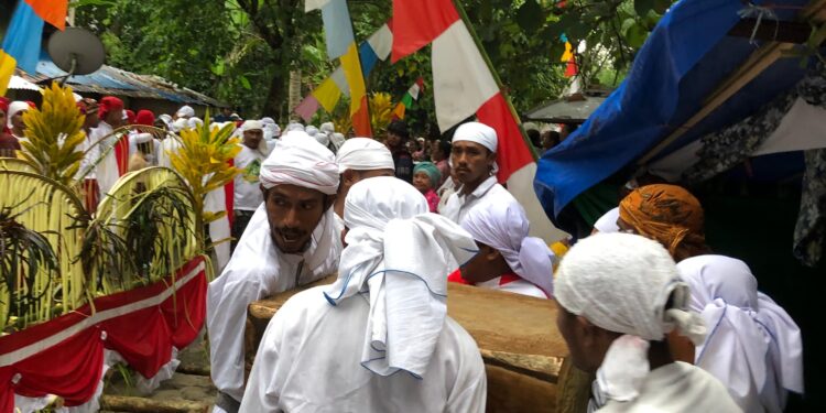Personel BKO Polda Maluku Amankan Prosesi Pengantaran Tiang Alif Masjid Hatuhaha
