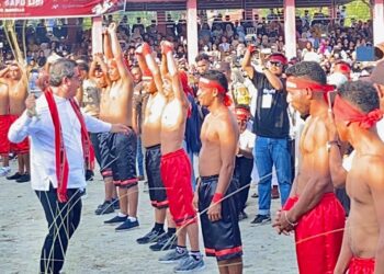 Gubernur Buka Atraksi Pukul Sapu Lidi di Morella