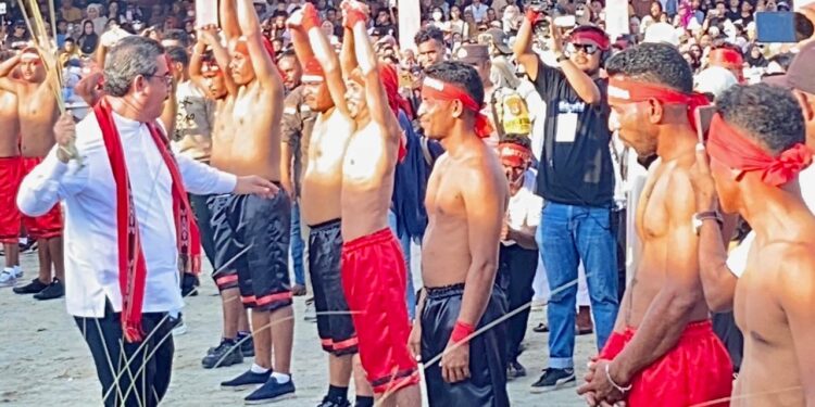 Gubernur Buka Atraksi Pukul Sapu Lidi di Morella