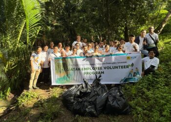 Lewat Program EVP, Pegawai PLN UP3 Saumlaki Turun Langsung Jaga Kebersihan Air Kaca Bomaki