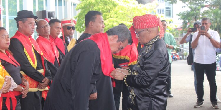 Gubernur dan Wakil Gubernur Maluku Dikukuhkan Gelar Adat oleh Majelis Latupati