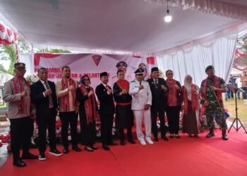 Lantik Felix Tisera Sebagai Raja Urimessing: Walikota: Yang Tidak Punya Jang Galojo Par Ambel