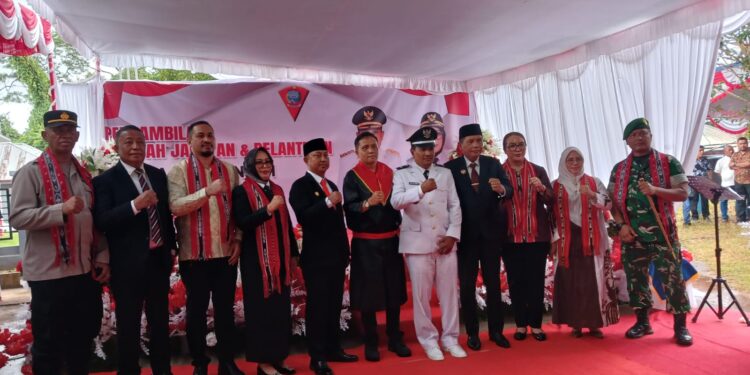 Lantik Felix Tisera Sebagai Raja Urimessing: Walikota: Yang Tidak Punya Jang Galojo Par Ambel