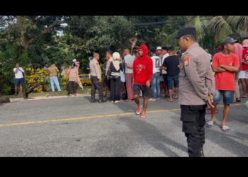 Aksi Palang Jalan di Tulehu Berhasil Diselesaikan Anggota Polri Asal Desa Tersebut