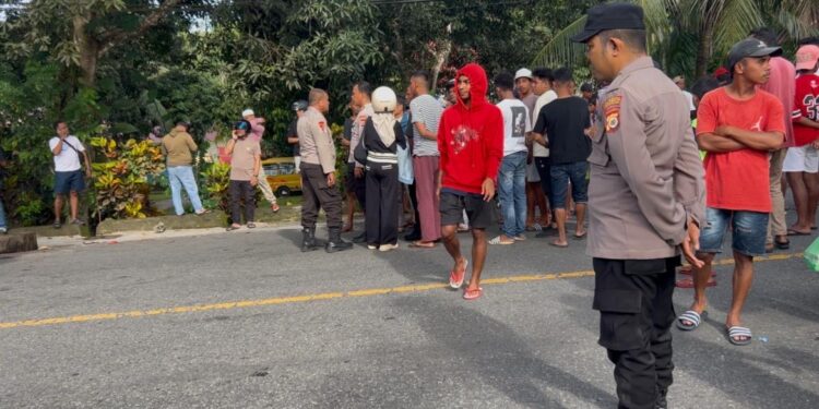 Aksi Palang Jalan di Tulehu Berhasil Diselesaikan Anggota Polri Asal Desa Tersebut