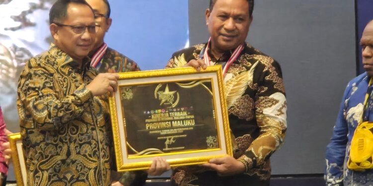 Wakil Gubernur Maluku Abdullah Vanath Terima Penghargaan SPM Awards 2025