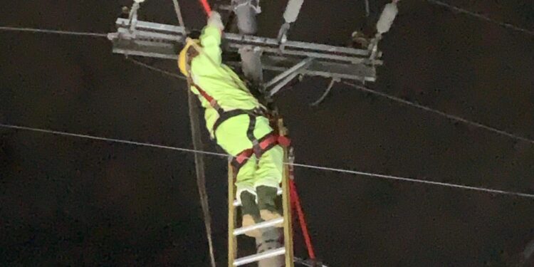 PLN UP3 Tobelo Pulihkan Sistem Kelistrikan di Halmahera Utara pasca Cuaca Ekstrem