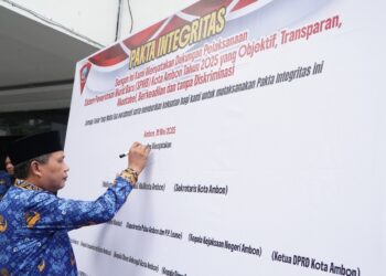 Walikota Ambon Teken Pakta Integritas PSMB 2025, Tegaskan Tolak Titip-Menitip Murid Baru