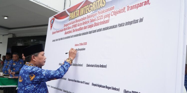 Walikota Ambon Teken Pakta Integritas PSMB 2025, Tegaskan Tolak Titip-Menitip Murid Baru