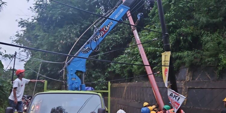 PLN UP3 Ambon Gerak Cepat Pulihkan Listrik akibat Pohon Tumbang di Tengah Hujan Deras