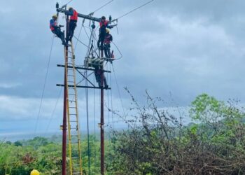 PLN ULP Kairatu Pulihkan Listrik di Inamosol Pasca Cuaca Ekstrem