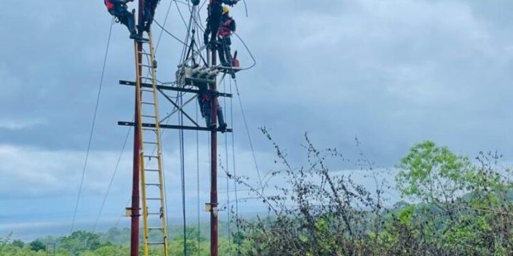 PLN ULP Kairatu Pulihkan Listrik di Inamosol Pasca Cuaca Ekstrem