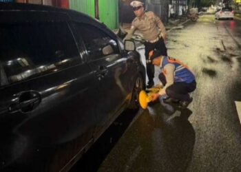 Dishub Ambon Tertibkan Sejumlah Kendaraan Parkir di Badan Jalan