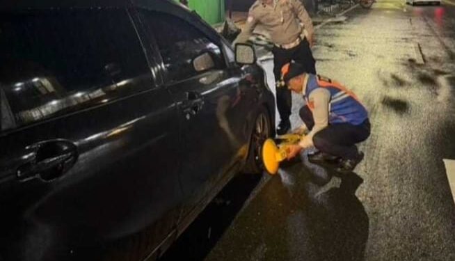 Dishub Ambon Tertibkan Sejumlah Kendaraan Parkir di Badan Jalan