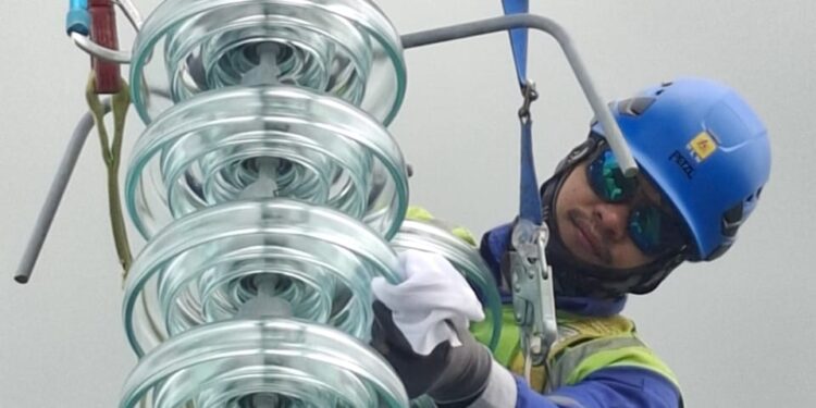 Jaga Keandalan Listrik Idul Adha, PLN ULTG Ternate Lakukan Pemeliharaan Transmisi dan Uji Proteksi Sistem