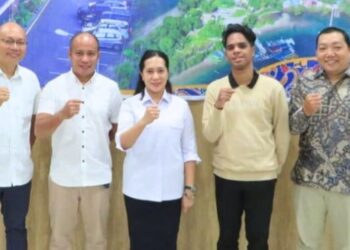 Ketgam: Ketua Himpunan Pengembangan Jalan Indonesia (HPJI) Provinsi Maluku yang juga Kasatker P2JN Provinsi Maluku Julia O. Joris ST., M.Reg.Dev didampingi Asisten Perencanaan Febrino Wangean, ST., MT saat menerima pemenang sayembara Desain Beautifikasi JMP, masing-masing pemenang pertama Edwin Excell Efruan (26), pemenang kedua adalah Fhilip Rory Habibuw, ST (44), dan Pemenang ketiga adalah Gustap Leonard Wangean, ST (36).-ist-