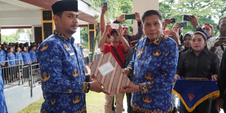 Walikota Ambon Serahkan SK Kepada 914 CPNS: “Jadikan Ambon Rumahmu, Mengabdi Penuh Loyalitas”
