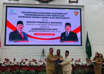 Menteri PPN Serahkan Masterplan Banda Neira Kepada Gubernur Maluku