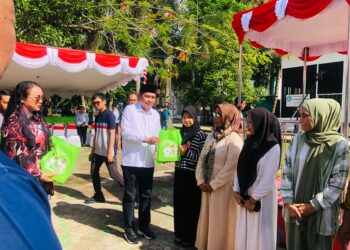 Majelis Taklim Al-Madinah Pemkot dan TP-PKK Kota Ambon Salurkan Daging Kurban Kepada 200 Orang