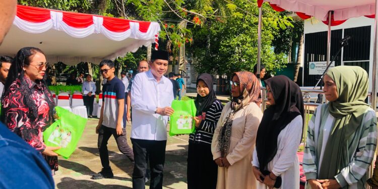 Majelis Taklim Al-Madinah Pemkot dan TP-PKK Kota Ambon Salurkan Daging Kurban Kepada 200 Orang