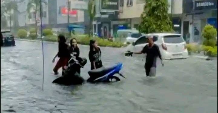 Walikota Ambon Ungkap Penyebab Banjir Jalan AY Patty dan Samratulangi