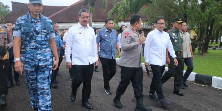 Menkes RI Budi Gunadi Tiba di Ambon, Disambut Gubernur Maluku dan Prosesi Adat