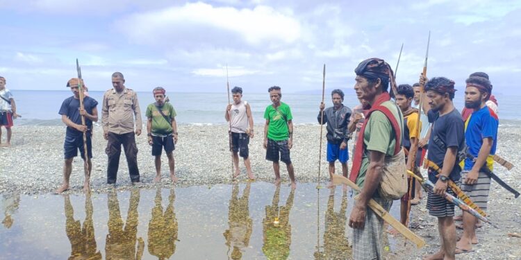 Personel Polsek Waesama dan Warga Berhasil Temukan Korban Meninggal Diterkam Buaya