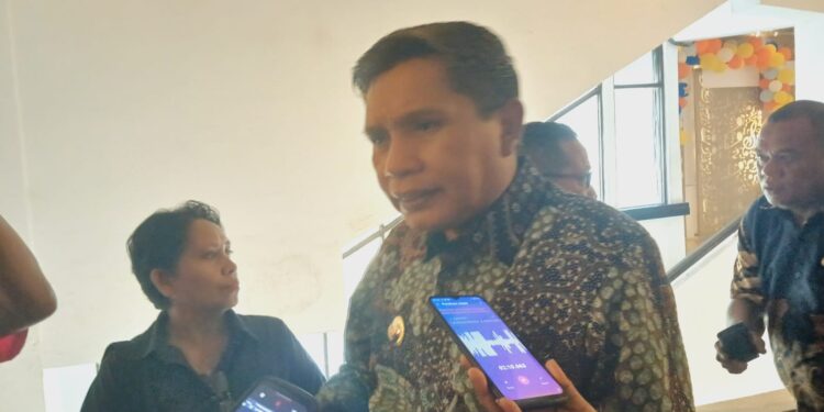 Rapat Pleno TPAKD, Wali Kota Ambon Soroti Inklusi Keuangan dan Penyaluran Beras Bantuan