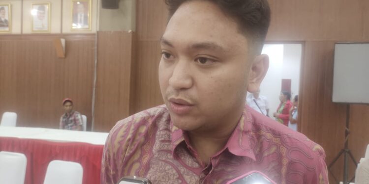 Akmal Soulisa Salurkan Bantuan untuk Korban Banjir Bandang di Ambalau