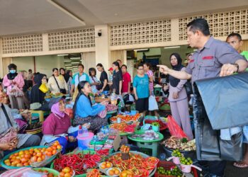 DLH Bagikan Kantong Sampah Kepada Pedagang Pasar Mardika