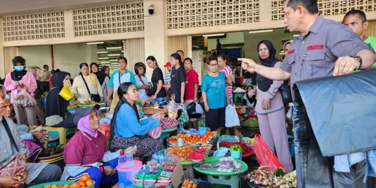 DLH Bagikan Kantong Sampah Kepada Pedagang Pasar Mardika