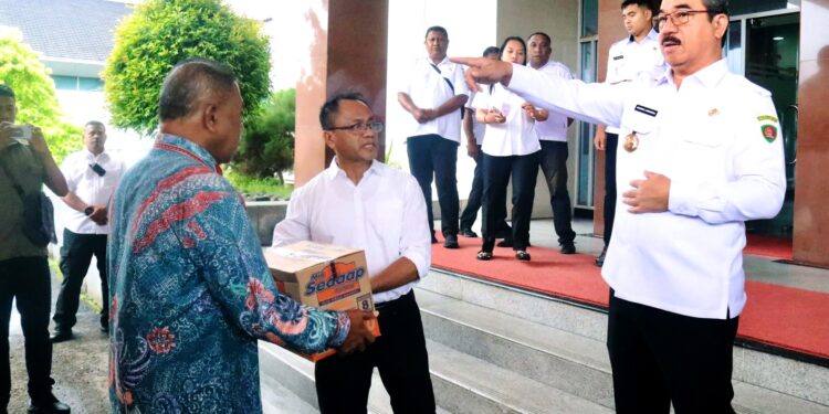 Pemprov Maluku Salurkan Bantuan Kemanusiaan di Kecamatan Amalatu