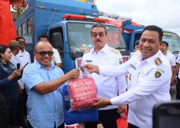Gubernur dan Wagub Serahkan Bantuan Kepada Korban Banjir Bandang di Ambalau