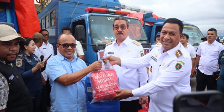 Gubernur dan Wagub Serahkan Bantuan Kepada Korban Banjir Bandang di Ambalau