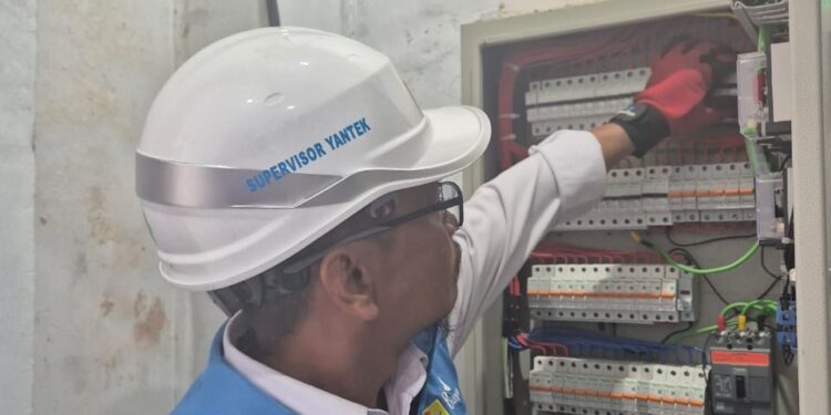 PLN UP3 Masohi Lakukan Penyalaan Listrik di Gedung DPRD Malteng dengan Daya 555 kka