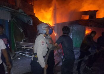 Brimob Kerahkan Mobil Water Canon Padamkan Kebakaran Pasar Ngrimase Tanimbar