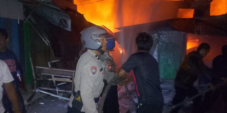Brimob Kerahkan Mobil Water Canon Padamkan Kebakaran Pasar Ngrimase Tanimbar