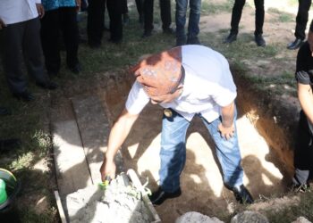 Wagub Maluku Letakkan Batu Pertama Pembangunan Gedung Pelayanan Haji dan Umrah di Buru