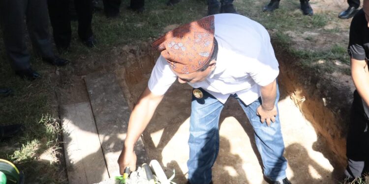 Wagub Maluku Letakkan Batu Pertama Pembangunan Gedung Pelayanan Haji dan Umrah di Buru