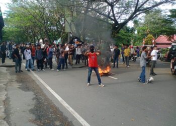 Mahasiswa UNPATTI Gelar Aksi Solidaritas Terkait Kematian Pengemudi Ojol di Jakarta