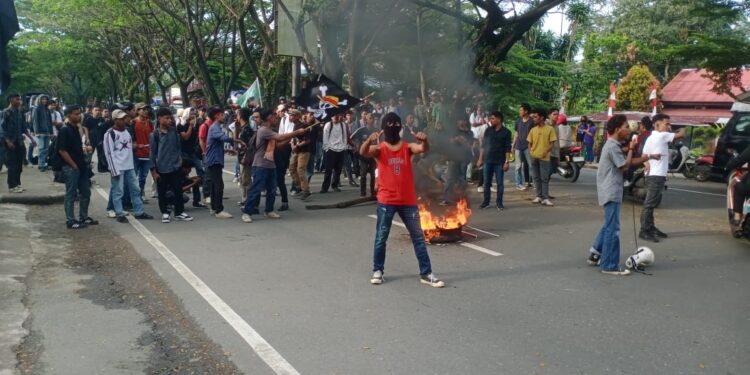 Mahasiswa UNPATTI Gelar Aksi Solidaritas Terkait Kematian Pengemudi Ojol di Jakarta